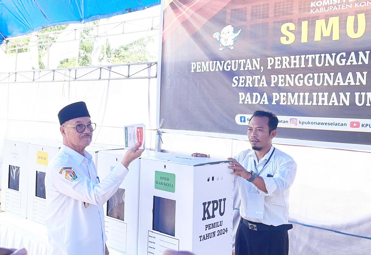 PERSIAPAN PEMILU: Bupati Konsel, H. Surunuddin Dangga (kiri) saat menyalurkan hak pilih dalam simulasi pemungutan dan rekapitulasi suara serta penggunaan aplikasi Sirekap pada Pemilu tahun 2024 oleh KPU setempat. (I NGURAH PANDI SANTOSA/ KENDARI POS)