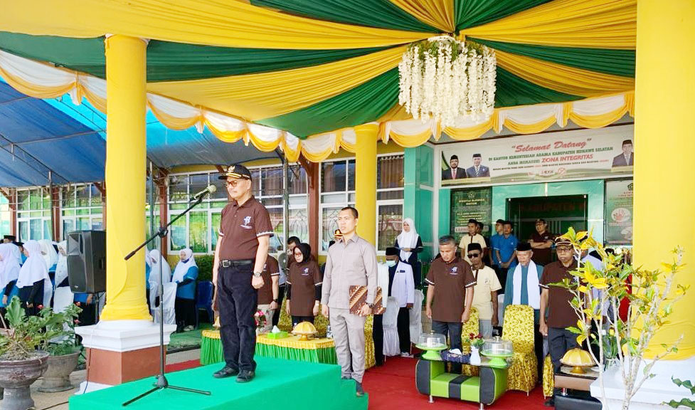 MODERASI BERAGAMA : Bupati Konsel, H. Surunuddin Dangga ketika memimpin apel peringatan Hari Amal Bakti ke-78 Kemenag, kemarin. (I NGURAH PANDI SANTOSA/KENDARI POS)