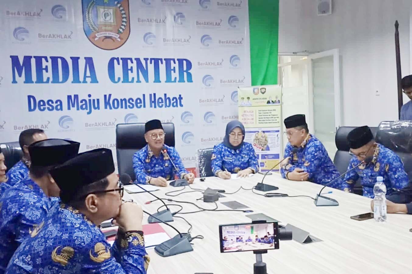 PELUANG INVESTASI : Bupati Konsel, H. Surunuddin Dangga didampingi Sekretaris Kabupaten, Hj. St. Chadidjah bersama jajaran OPD saat memaparkan tentang progres pembangunan daerah. (DISKOMINFO KABUPATEN KONSEL FOR KENDARI POS)