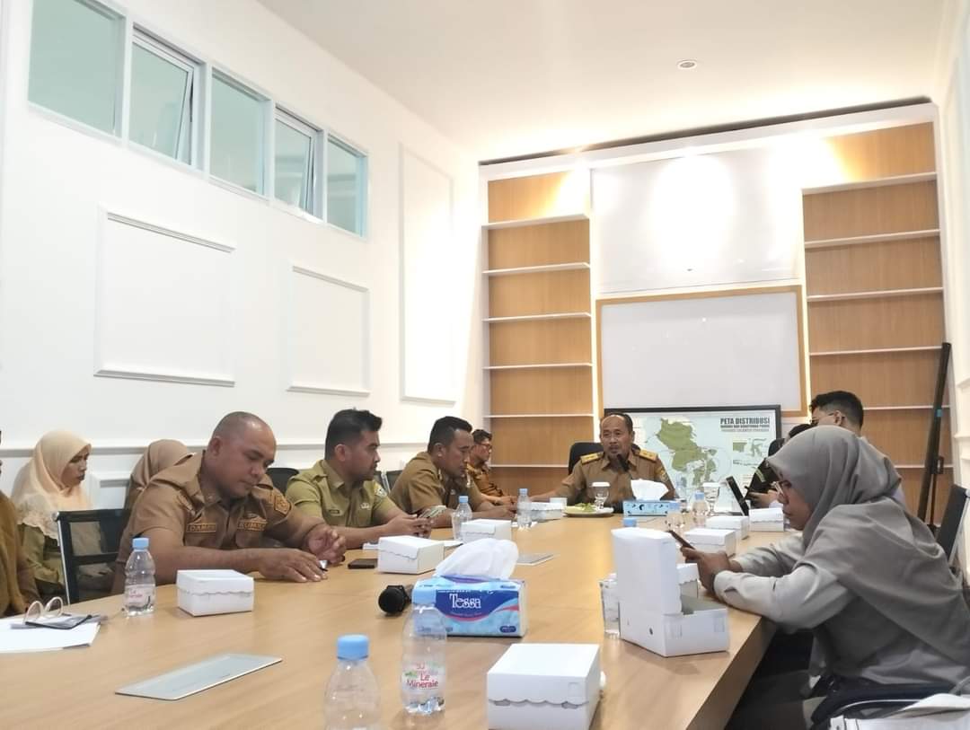 Kepala Dinas Ketahanan Pangan Sultra, Ari Sismanto (tengah) mengikuti rakor pengendalian inflasi bersama Kemendagri dan BPS RI secara virtual, Senin (8/1/2024). (BIRO ADPIM PEMPROV SULTRA)