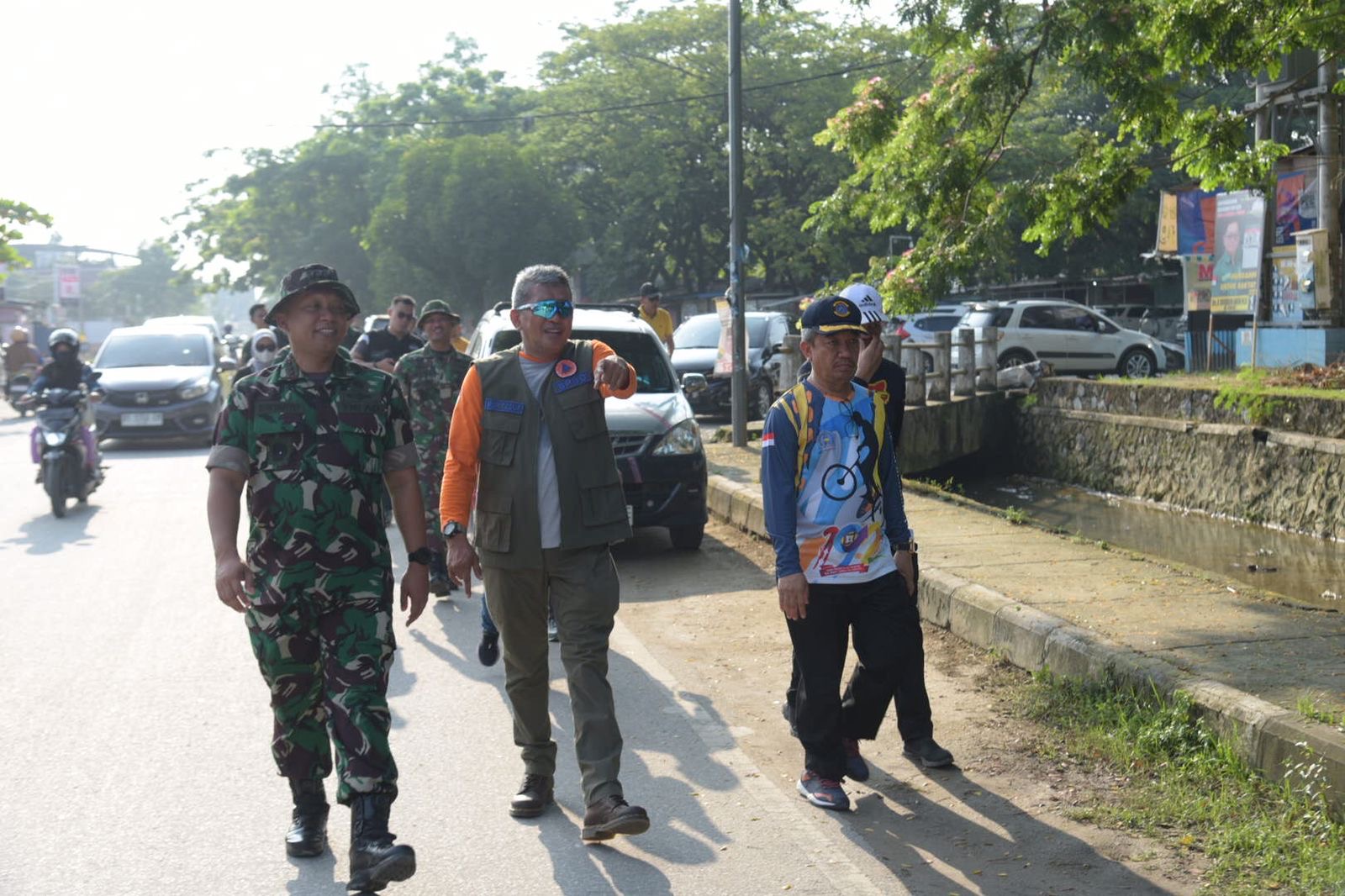 Pj Wali Kota Kendari Muh Yusup (tengah) bersama Komandan Kodim 1417/Kendari, Kolonel Czi Bintarto Joko Yulianto (kiri) dan Sekda Kota Kendari Ridwansyah Taridala (kanan) meninjau kondisi lingkungan dan drainase dalam rangka mewujudkan progam Kendari Aman, Nyaman dan Bahagia, baru-baru ini. (AGUS SETIAWAN / KENDARI POS)