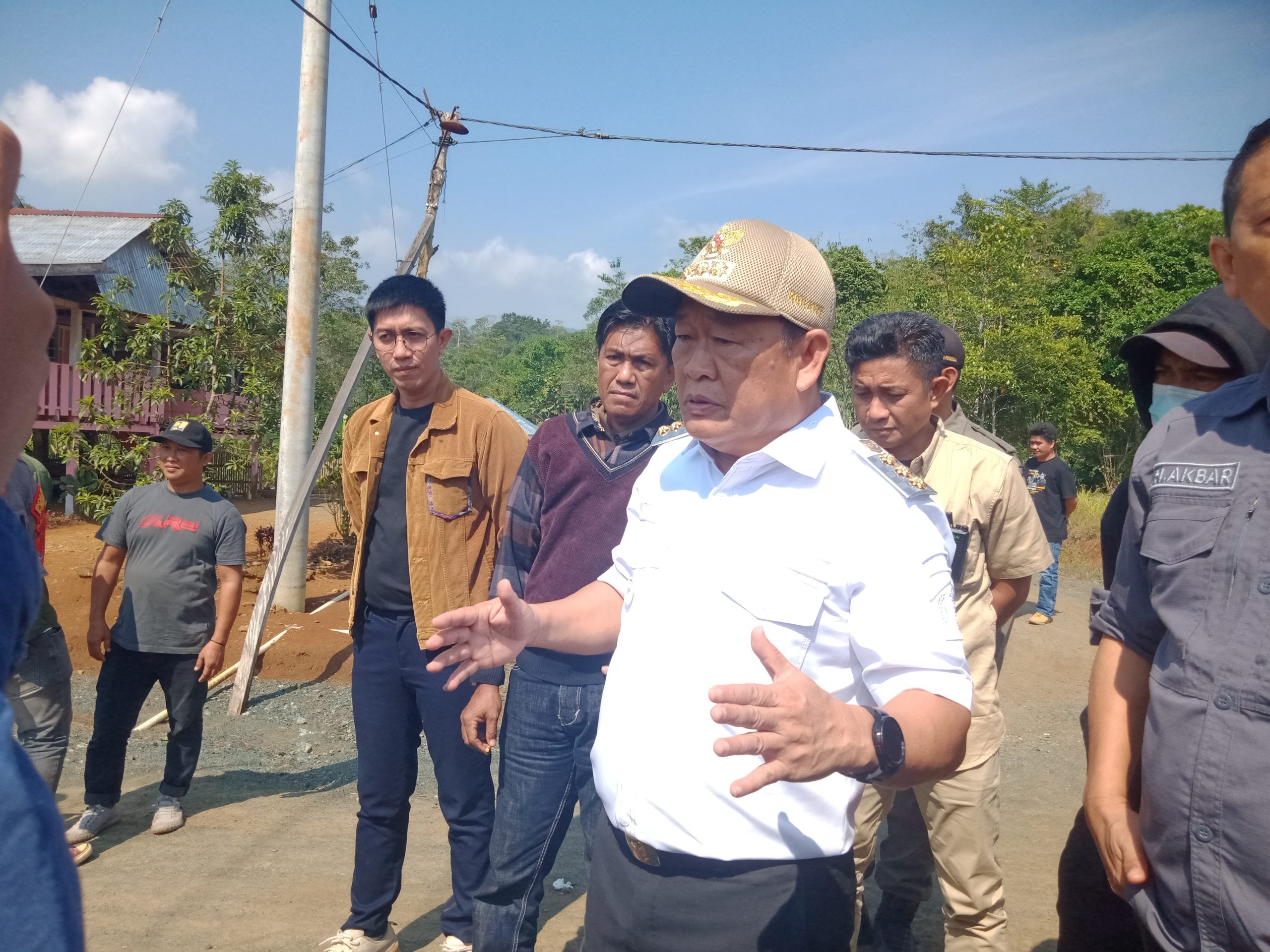 Pj Bupati Konawe Harmin Ramba, saat meninjau titik nol pembangunan jalan Latoma-Routa, tepatnya di Desa Tanggola Kecamatan Routa. (ADI HIDAYAT / KENDARI POS)