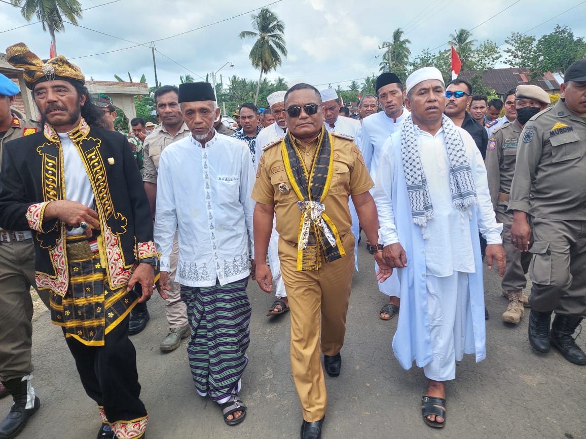 Pj Bupati Mubar La Ode Butolo (tengah) tiba di kediaman orang tuanya di Desa Latugho, Kecamatan Lawa, Mubar, Selasa (2/1/2024). Ia disambut jajaran OPD Pemkab Mubar, tokoh adat dan ribuan masyarakat Mubar. (AKHIRMAN / KENDARI POS)