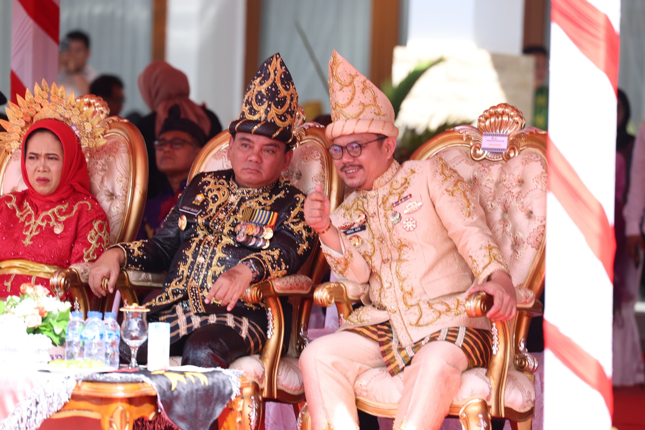 Pj Gubernur Sultra Andap Budhi Revianto (tengah), Bupati Koltim Abdul Azis (kanan) dan Ketua DPRD Koltim Suhaemi Nasir (kiri) dalam acara peringatan HUT ke-11 Koltim, Kamis (11/1/2024). (KUSDIN / KENDARI POS)