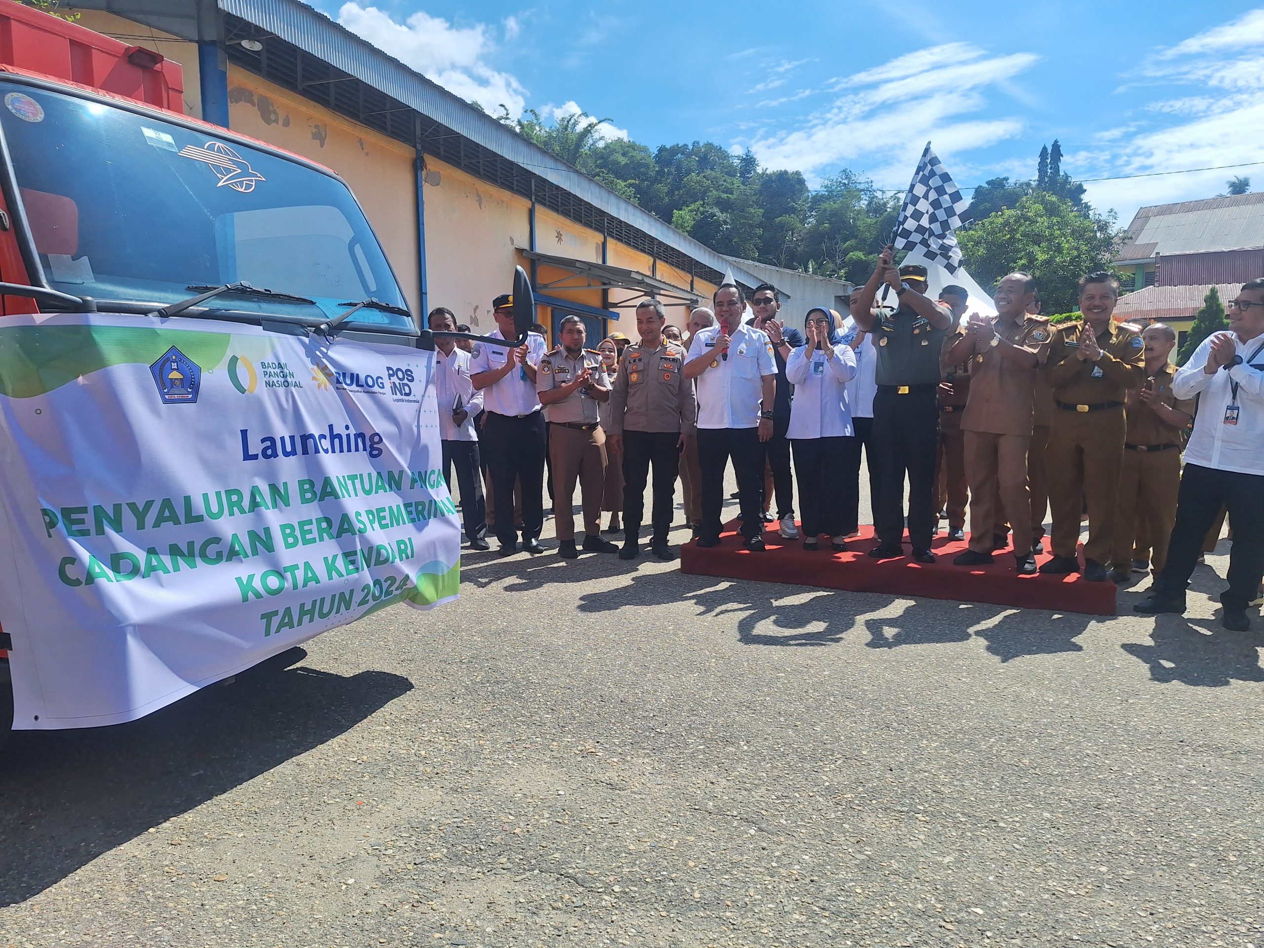 Pj Gubernur Sultra Andap Budhi Revianto dalam penyaluran bantuan beras CPP untuk 219.428 KPM se-Sultra di Gedung Bulog Punggaloba Kendari, Selasa (30/1/2024). (BIRO ADPIM PEMPROV SULTRA)