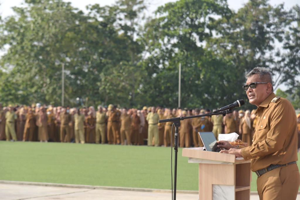 Pj Wali Kota Kendari, Muhammad Yusup (kanan) menyampaikan arahan-arahan penting kepada ASN dalam apel gabungan di Balai Kota Kendari, Senin (8/1/2024). (AGUS SETIAWAN / KENDARI POS)