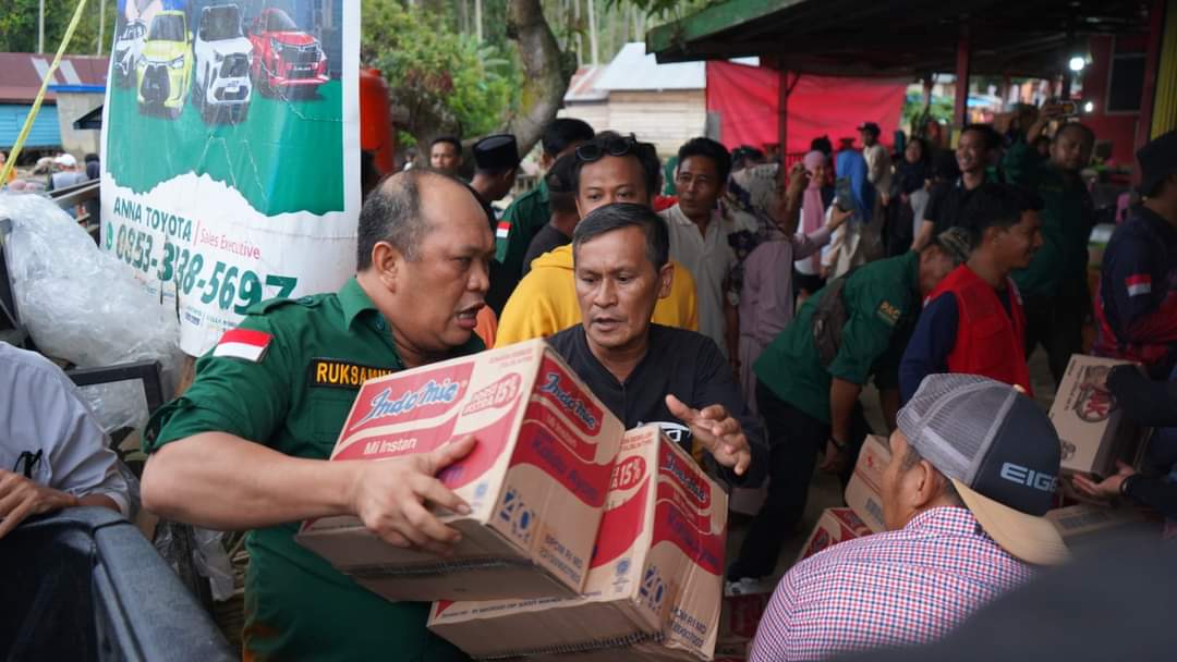 Ketua DPW Partai Bulan Bintang Sultra Dr.Ruksamin menyingsingkan lengan baju dan turun langsung memberikan bantuan kepada korban banjir bandang di 3 kecamatan di Kabupaten Kolaka dalam kegiatan Bulan Bintang Peduli, Minggu (21/1/2024). (IST)