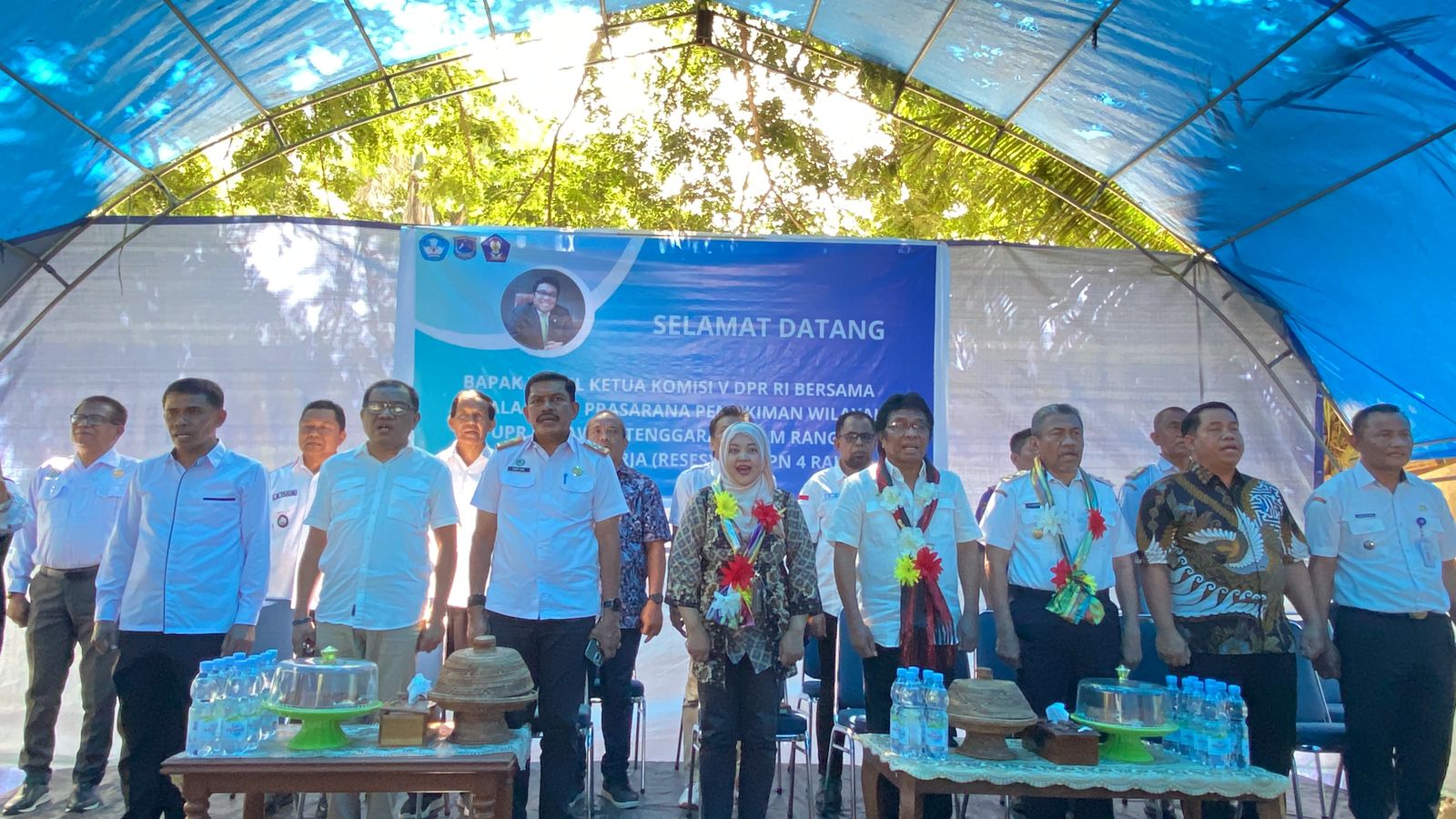 Plt. Bupati Muna, Bachrun Labuta (3 dari kanan), Wakil Ketua Komisi V DPR RI, Ridwan Bae (4 dari kanan), dan Kepala BPPW PUPR Sultra Septina Rahmawati (tengah) bersama Ketua DPRD Muna, dan para kepala OPD, Rabu (10/1/2024). (DEDEH AYU / KENDARI POS)