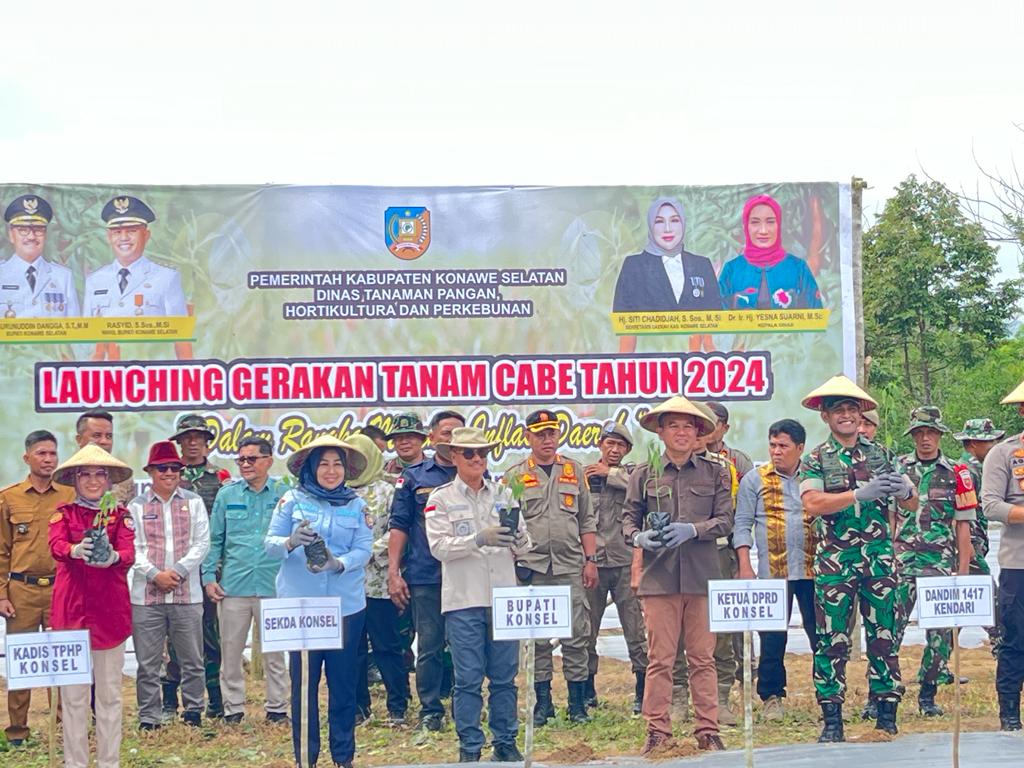 Bupati Konsel Surunuddin Dangga (tengah), Sekda Konsel Hj St Chadidjah (2 dari kiri), Kepala DTPHP Konsel, Hj Yesna Suarni (kiri) bersama unsur Forkopimda Konsel dalam gerakan tanam cabai di Desa Lombuea, Kecamatan Moramo Utara, Kamis (25/1/2024). (I NGURAH PANDI SANTOSA / KENDARI POS)