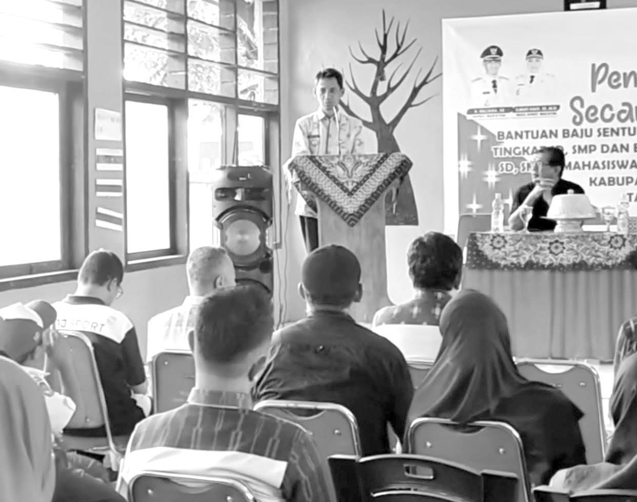 EDUKASI : Bupati Wakatobi Haliana memberikan sambutan saat penyerahan bantuan pendidikan buat siswa SD dan SMP di Wakatobi.
