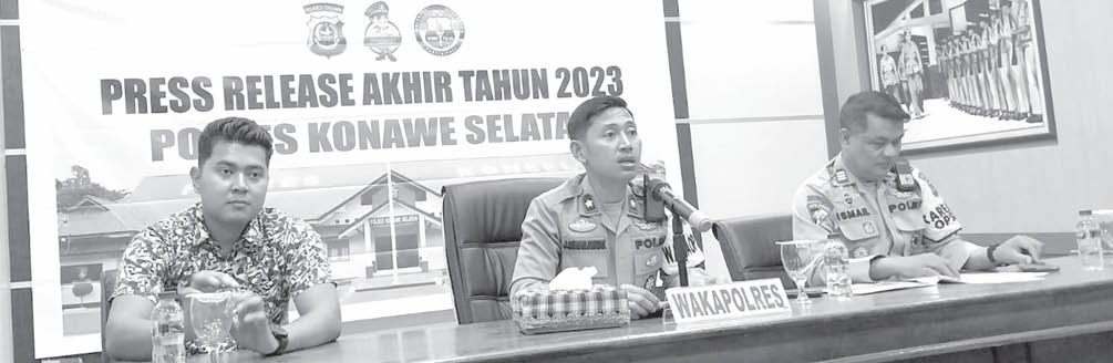 KONPRES : Wakapolres Konsel, Kompol jupen Simanjuntak (tengah) didampingi Kabag Ops aKP ismail Pali (kanan), Kasat reskrim aKP Hendryanto Tandirerung (kiri) saat konferensi pers (Konpres) Kamtibmas akhir tahun 2023, di aula Vicon Polres Konsel. (I NGURAH PANDI/KENDARI POS)