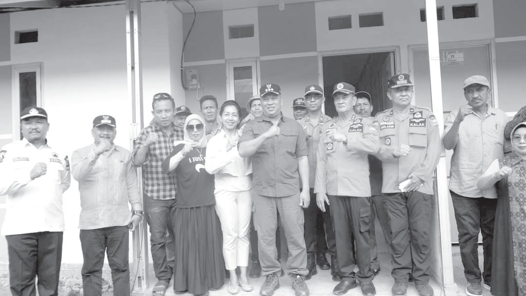 SERAHKAN HUNTAP : Bupati Konut ruksamin (enam dari kiri) didampingi Wabup Konut abuhaera, Pj. Sekda Konut Syafruddin, Forkopimda Konut, sejumah Kepala OPD lingkup Pemda Konut dan warga foto bersama usai meninjau Huntap yang baru saja diresmikan, kemarin. inSET: ruksamin mengecek Huntap warga. (Helmin/Kendari Pos)