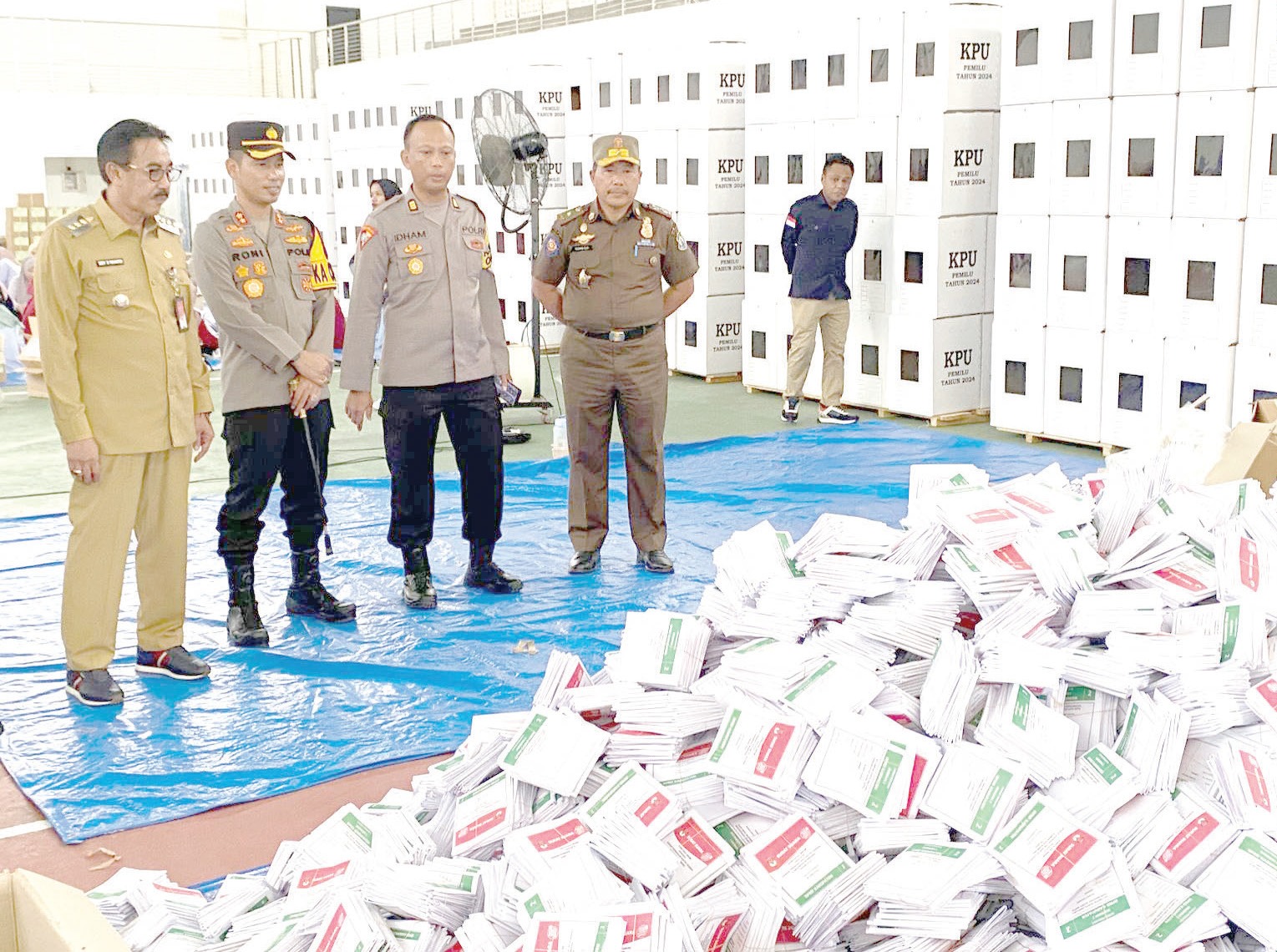 LOGISTIK: Pj Bupati Bombana Edy memantau proses sortir dan lipat surat suara pemilu di GOR Rumbia, kemarin.