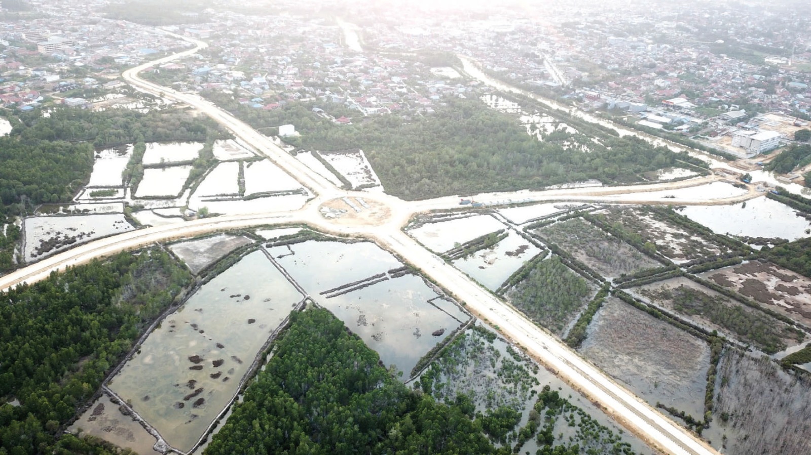 INNER RINGROAD : Masa kontrak pengerjaan proyek inner ringroad diperpanjang hingga Februari mendatang. Ditargetkan, proyek yang menelan anggaran sebesar Rp 204 miliar ini bisa dilalui kendaraan Maret 2024. Saat ini, pengerjaan difokuskan menghubungkan jalur RSUD Kendari menuju The Park. (MUHAMMAD ABDI ASMAUL AMRIN/KENDARI POS)