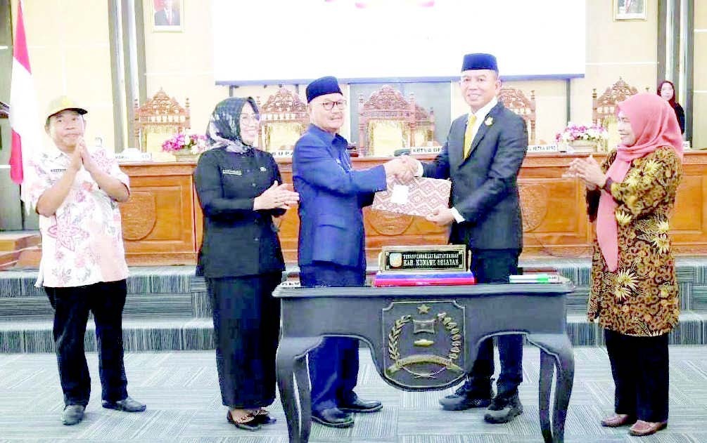 TEPAT WAKTU : Suasana rapat paripurna DPRD Konsel bersama Pemkab tentang RAPBD tahun 2024 yang kemudian ditetapkan menjadi Peraturan Daerah. (I NGURAH PANDI SANTOSA/KENDARI POS)