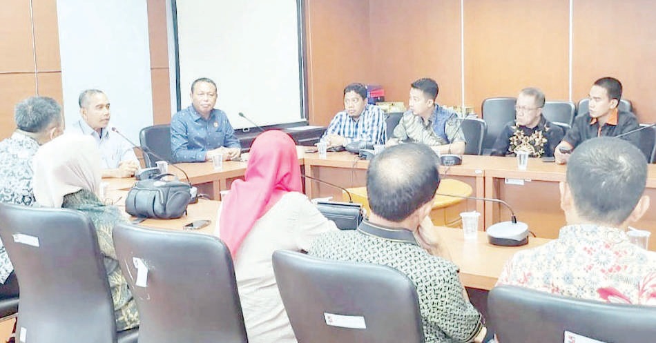 TINGKATKAN KINERJA : Sejumlah anggota DPRD Kolaka saat melakukan kunjungan kerja ke DPRD Kota Bogor, kemarin. Sejumlah agenda dijalankan para wakil rakyat untuk menimba ilmu di daerah tersebut. (DOK. DPRD KOLAKA FOR KENDARI POS)