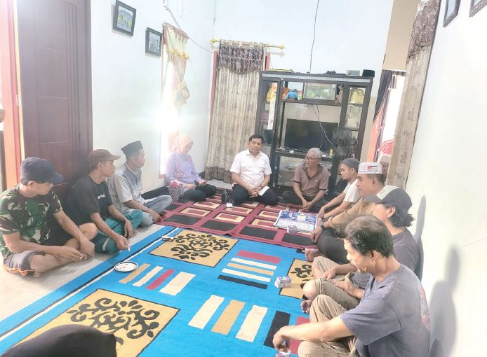 Brigjen TNI ( Purn.) H. Abdul Rahman Made (kemeja putih) bersilaturahmi dengan keluarga besar saat bersafari politik ke Kolaka Timur. (Foto: Tim ARM for Kendari Pos)