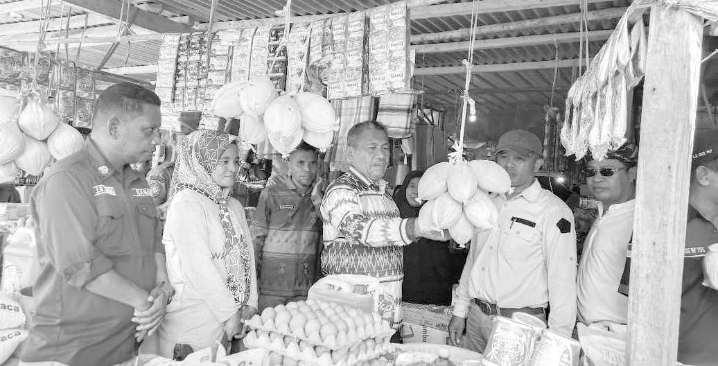 PANTAU: Plt Bupati Muna, Bachrun didampingi beberapa kepala OPD saat meninjau kenaikan harga di Pasar Laino, waktu lalu. (Dedeh Ayu/KENDARIPOS)
