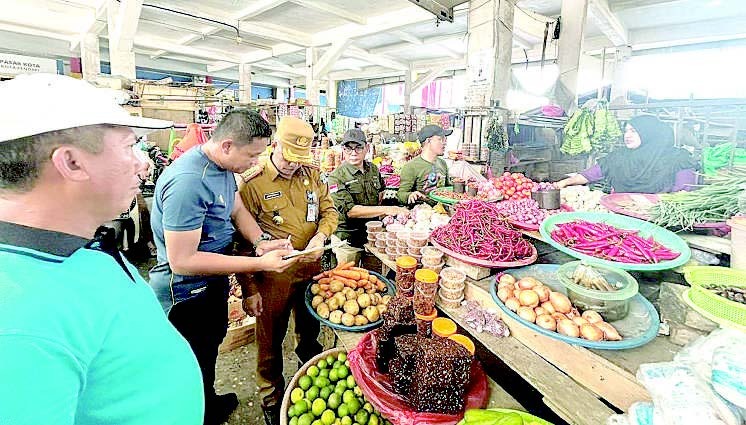 SIDAK: Suasana sidak pasar yang digelar Pemkot Kendari di Pasar Sentral Kendari, kemarin.