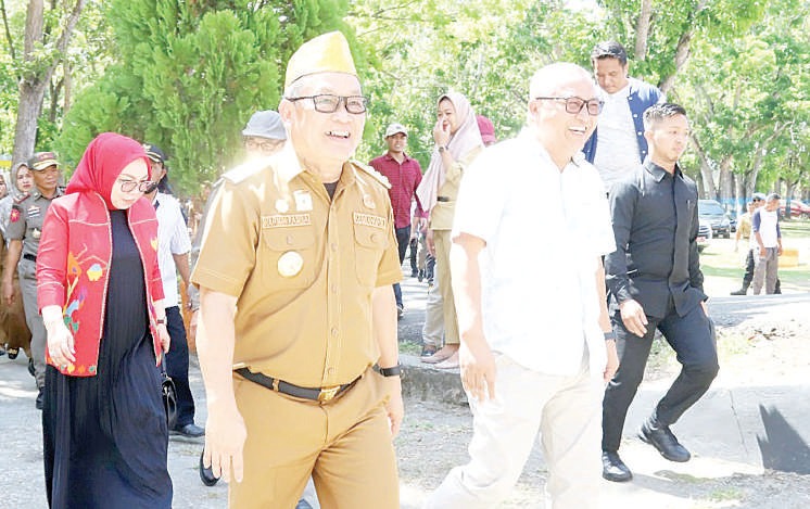 PIAWAI MELOBI : Pj Bupati Konawe, Harmin Ramba (kiri) dan Ketua DPRD, H. Ardin (kanan) dalam sebuah agenda pemerintahan. (DOK. ADI HIDAYAT/KENDARI POS)