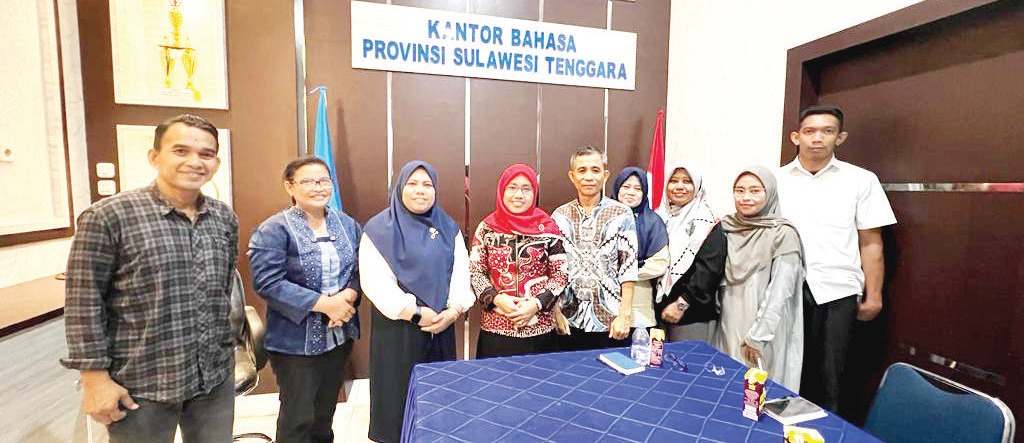 Manager Iklan dan Iven Kendari pos, Nursyamsi Abidin, (tiga dari kiri) dan Kepala Kantor Bahasa Prov. Sultra, Dr. Uniawati (empat dari kiri), pose bersama di Kantor Bahasa Prov. Sultra.