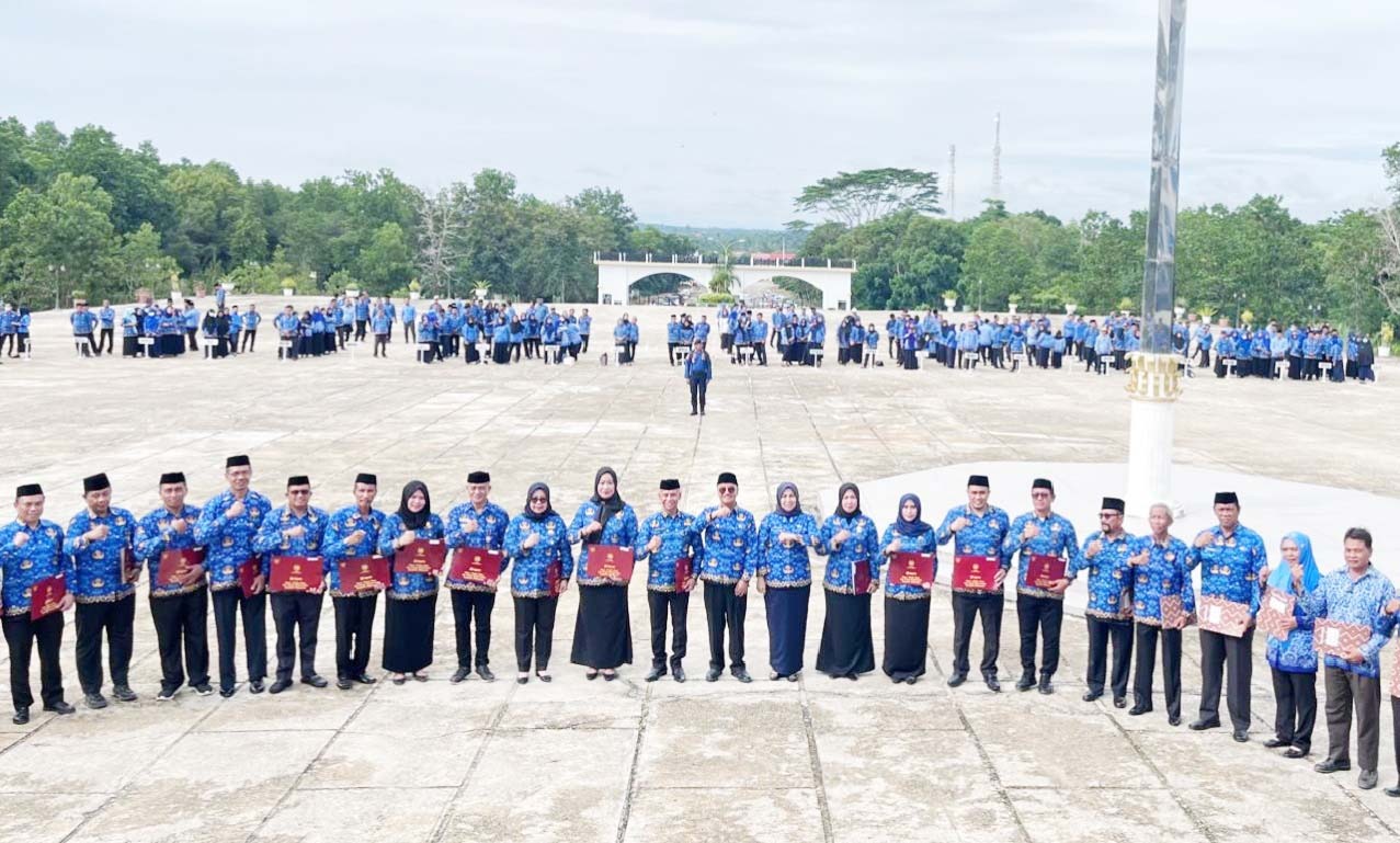 PENGABDIAN : Pose bersama Bupati Konsel, H. Surunuddin Dangga didampingi Sekab, Hj. St. Chadidjah usai menyerahkan tanda kehormatan Satyalancana Karya Satya kepada sejumlah PNS dan penghargaan bagi aparatur yang purnatugas. (I NGURAH PANDI SANTOSA/KENDARI POS)