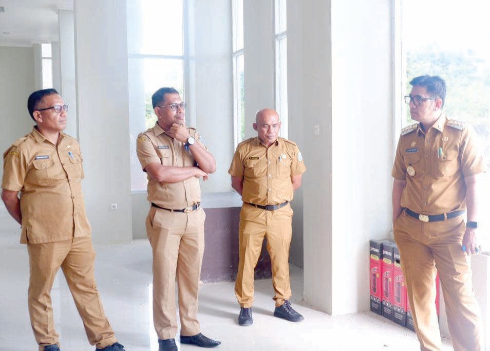 Pj Bupati Buteng, Andi Muhammad Yusuf (kanan) meninjau kantor pemerintahan yang berlokasi di Desa Nepa Mekar. (YULI/KENDARI POS)