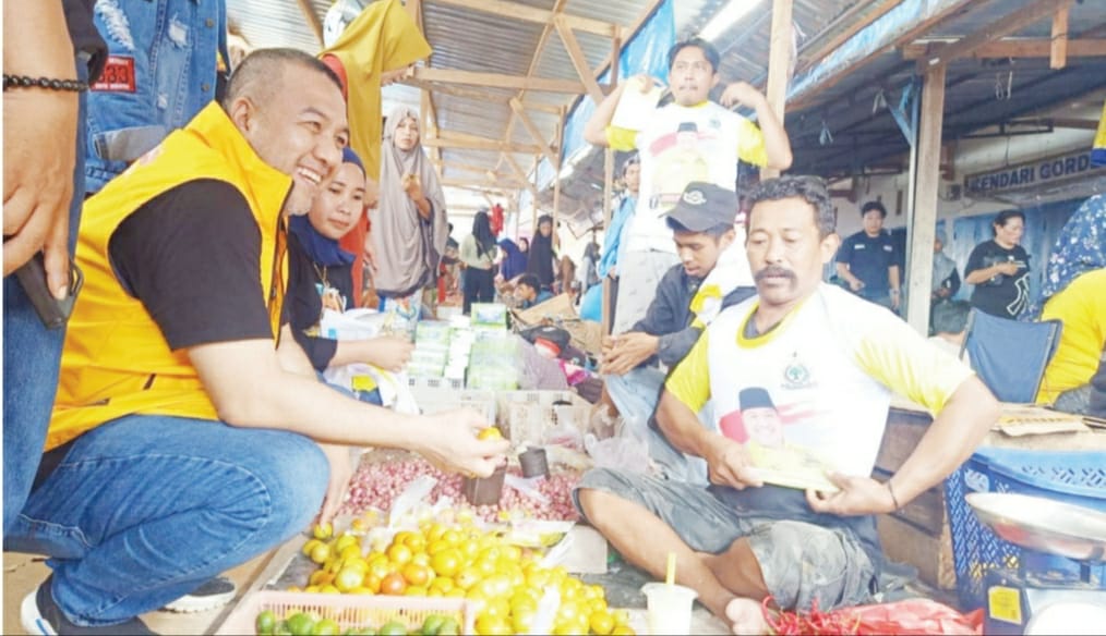 BERSAMA PEDAGANG: Caleg DPRD Sultra, Aksan Jaya Putra (AJP) saat bercengkrama dengan pedagang Pasar Mandonga dalam kesempatan kampanye terbuka, kemarin. (Akbar Ali/Kendari Pos)