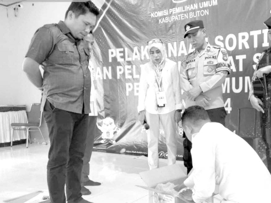 Ketua KPU Buton Rahmatia (kemeja putih) saat memantau langsung proses sortir surat suara pemilu 2024.