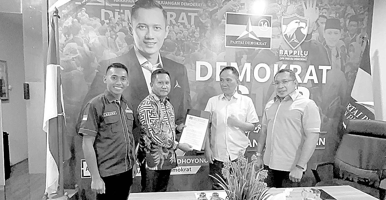 Kiri-kanan: Ketua DPC Demokrat Mubar, Agung Darma, Bakal Cabup Mubar La Ode Darwin menerima surat tugas dari Ketua Bapilu DPP Demokrat Andi Arif untuk Pilkada Mubar.