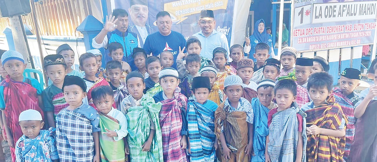 Umar Arsal bersama anak-anak dari Muna Timur usai mengikuti sunatan massal.