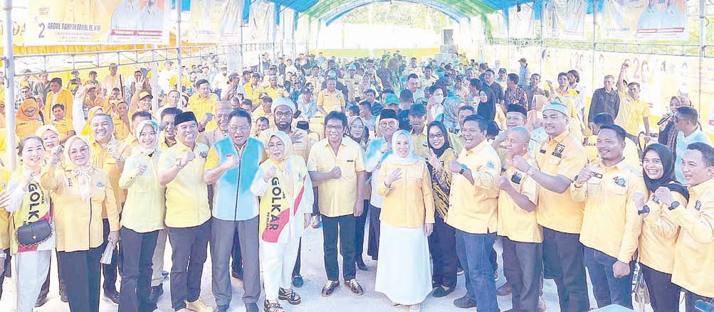 Pose bersama usai peresmian kantor baru DPD II Partai Golkar Konsel oleh Bupati, H. Surunuddin Dangga. Turut hadir anggota DPR RI Fraksi Golkar, Ir. Ridwan Bae, Ketua DPD I Golkar Sultra, H. Hery Asiku, seluruh anggota Fraksi Golkar Konsel, termasuk para calon anggota legislatif kabupaten Konsel, Caleg DPRD Provinsi dan DPR RI, beserta simpatisan dari partai tersebut. (I NGURAH PANDI SANTOSA/KENDARI POS)