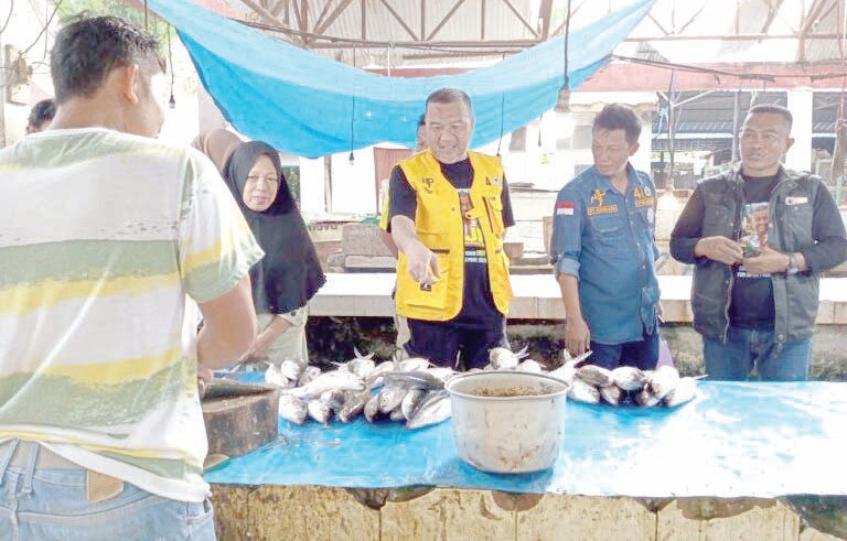 KAMPANYE: Calon anggota DPRD Sultra, Aksan Jaya Putra saat menemui pedagang di Pasar PKL Kendari, kemarin.