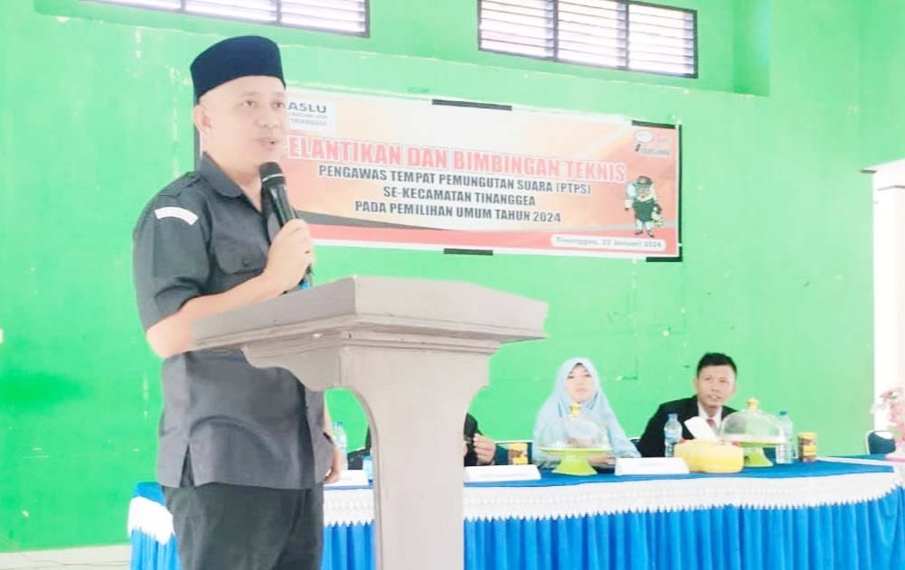 MULAI BEKERJA : Ketua Bawaslu Konsel, Siambu, ketika memberikan sambutan dalam pelantikan Anggota Pengawas TPS se-Kecamatan Tinanggea. (I NGURAH PANDI SANTOSA/KENDARI POS)