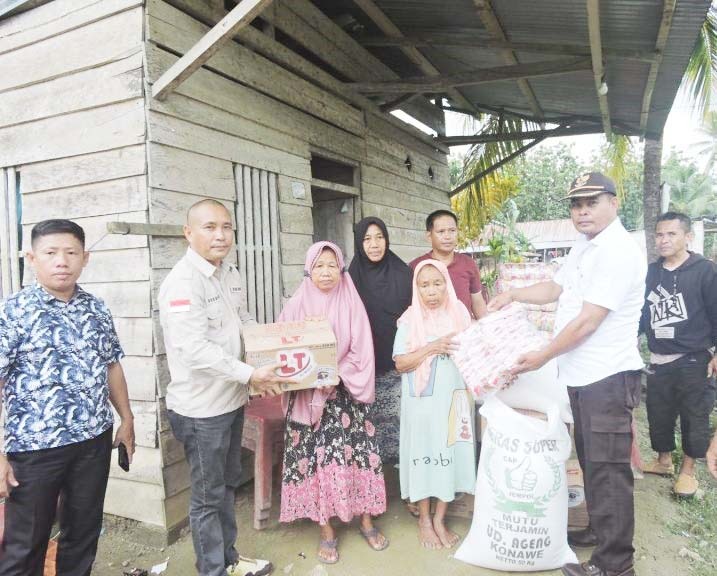 EMPATI : Wakil Ketua II DPRD Konawe, Rusdianto (kedua dari kiri) saat turun menyalurkan bantuan pangan bagi korban puting beliung di Desa Uelawu, kemarin. (ADI HIDAYAT/KENDARI POS)