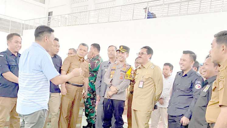 Pj Bupati Bombana, Edy Suharmanto saat berdiskusi dengan penyelenggara pemilu dan Forkopimda untuk menyukseskan pemilu.