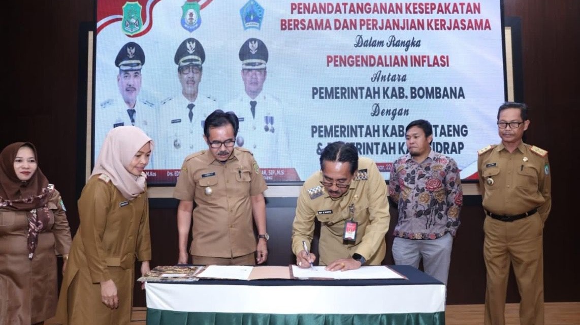 Pj Bupati Bombana Edy meneken dokumen kerjasama dengan Pemkab Sidrap dan Bantaeng sektor pertanian guna mengendalikan inflasi.