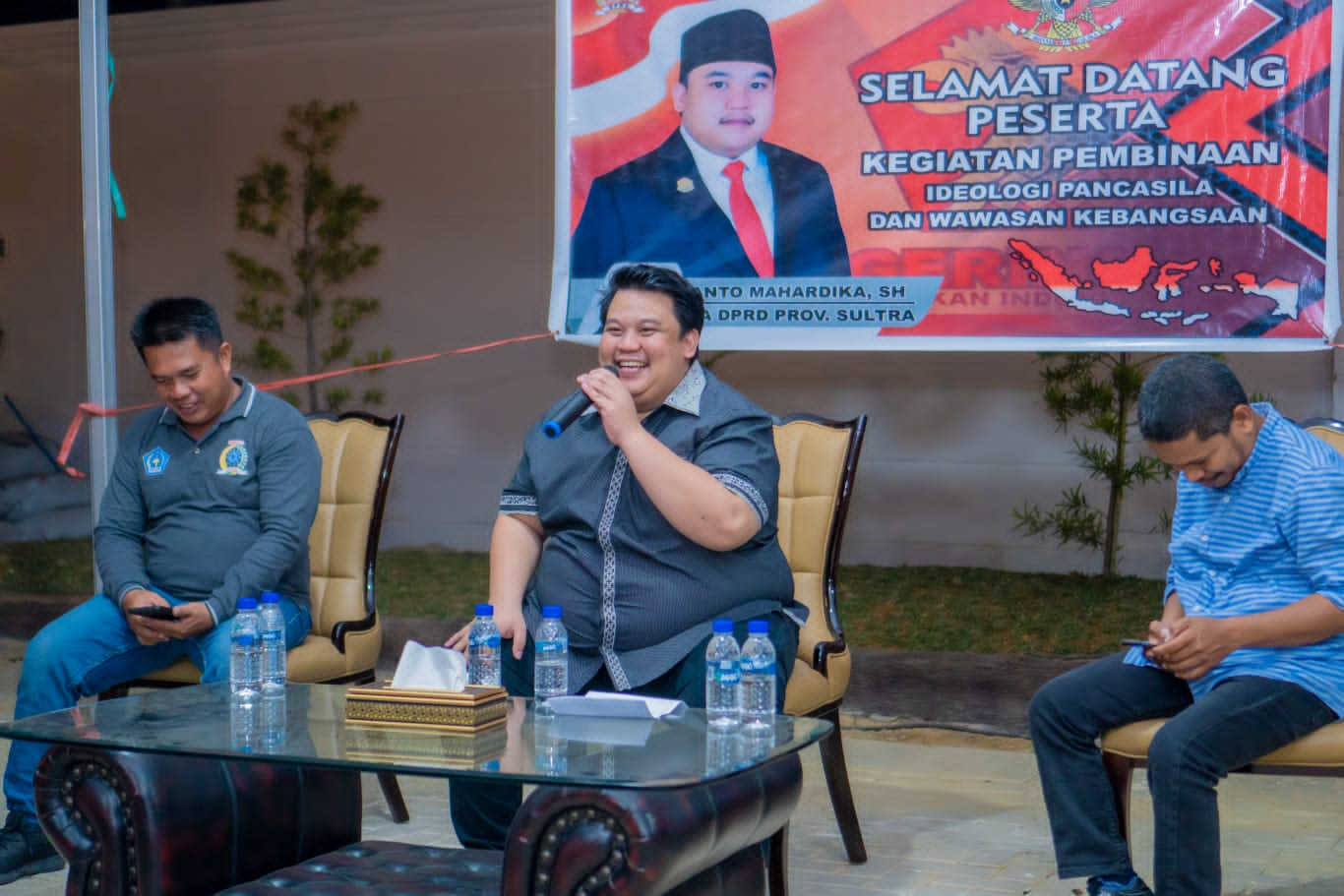 Anggota DPRD Sultra, Yudhianto Mahardika (tengah) mengedukasi masyarakat terkait pembinaan ideologi Pancasila dan pemahaman wawasan kebangsaan di Kelurahan Wuawua, Minggu (28/1/2024). (AGUS SETIAWAN / KENDARI POS)