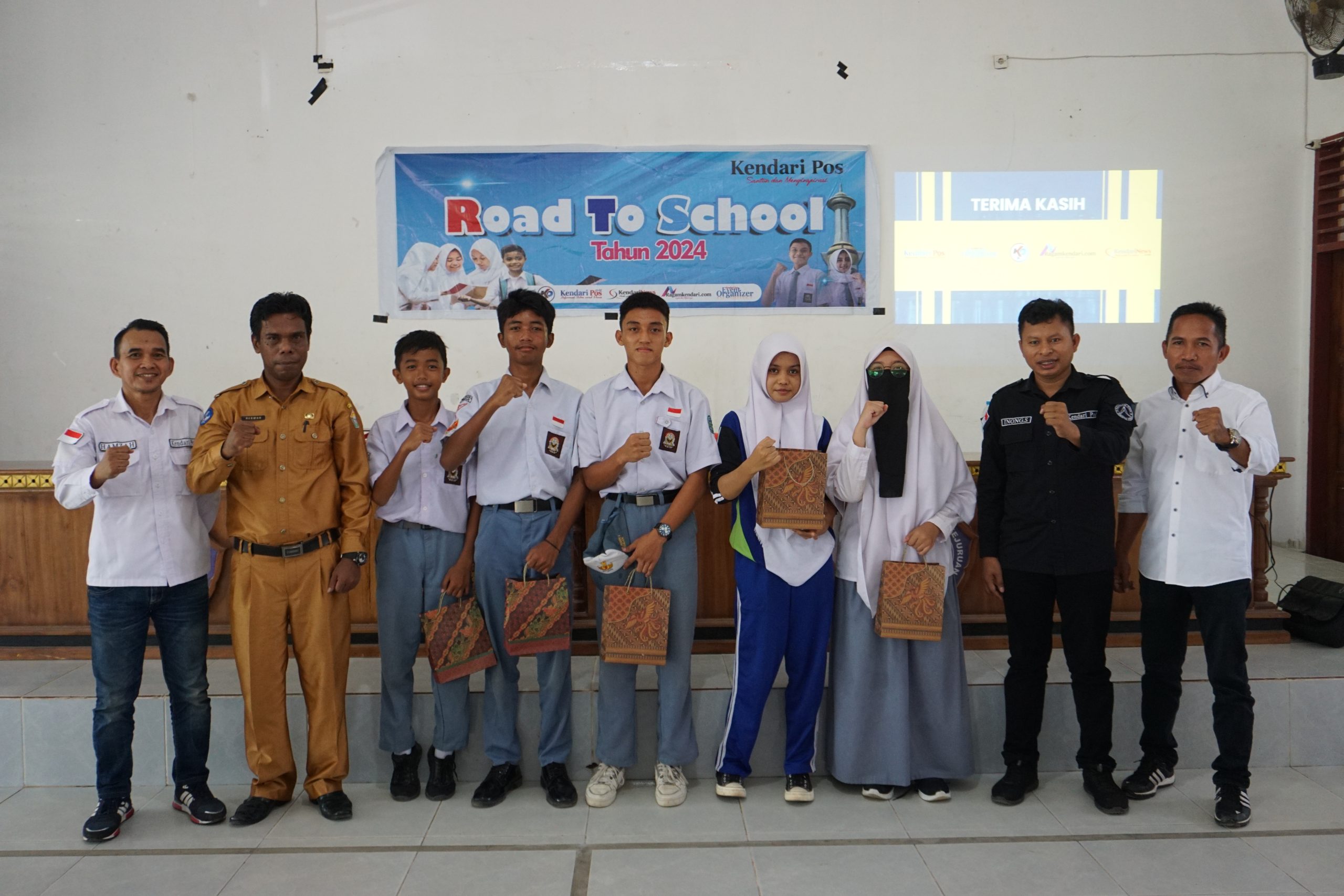 Pemimpin Redaksi Kendari Pos Inong Saputra, Kepala SMKN 4 Kendari Herman, foto bersama usai penyerahan hadiah kepada Siswa-siswi.