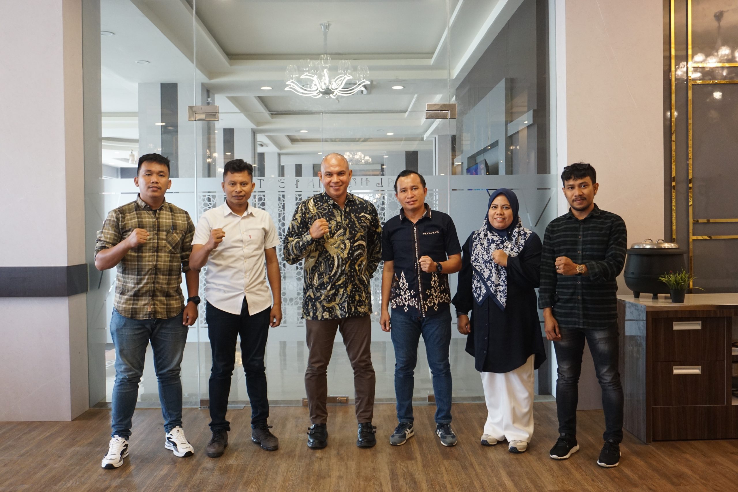 General Manager Hotel Zahra Syariah Kendari, Mahmud Alhabsyi (3 dari kiri), Wakil Direktur Kendari Pos Awal Nurjadin (3 dari kanan) dan Pemimpin Redaksi Inong Saputra (2 dari kiri) bersama manajemen Kendari Pos usai diskusi peluang bisnis ke depan di Hotel Zahra Syariah, Kamis (18/1/2024). (MUH. ABDI ASMAUL AMRIN / KENDARI POS)