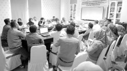 KAJI : Suasana pembahasan draft rancangan Perbup tentang penurunan stunting yang dibahas lintas OPD Pemkab Bombana di Ruang Rapat LPTQ Sekretariat Daerah Kabupaten Bombana (Lt.2), kemarin.