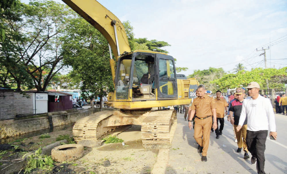 Penjabat Wali Kota Kendari, Muhammad Yusup (kiri) mengerahkan alat berat untuk pengerukan sedimen lumpur di Kali Korumba, Selasa (9/1/2024). Langkah itu dilakukan sebagai bentuk mencegah potensi banjir di Kota Kendari akibat sedimen lumpur yang mengendap di Kali Korumba sehingga dapat menyebabkan meluapnya air dimusim hujan. (AGUS SETIAWAN / KENDARI POS)