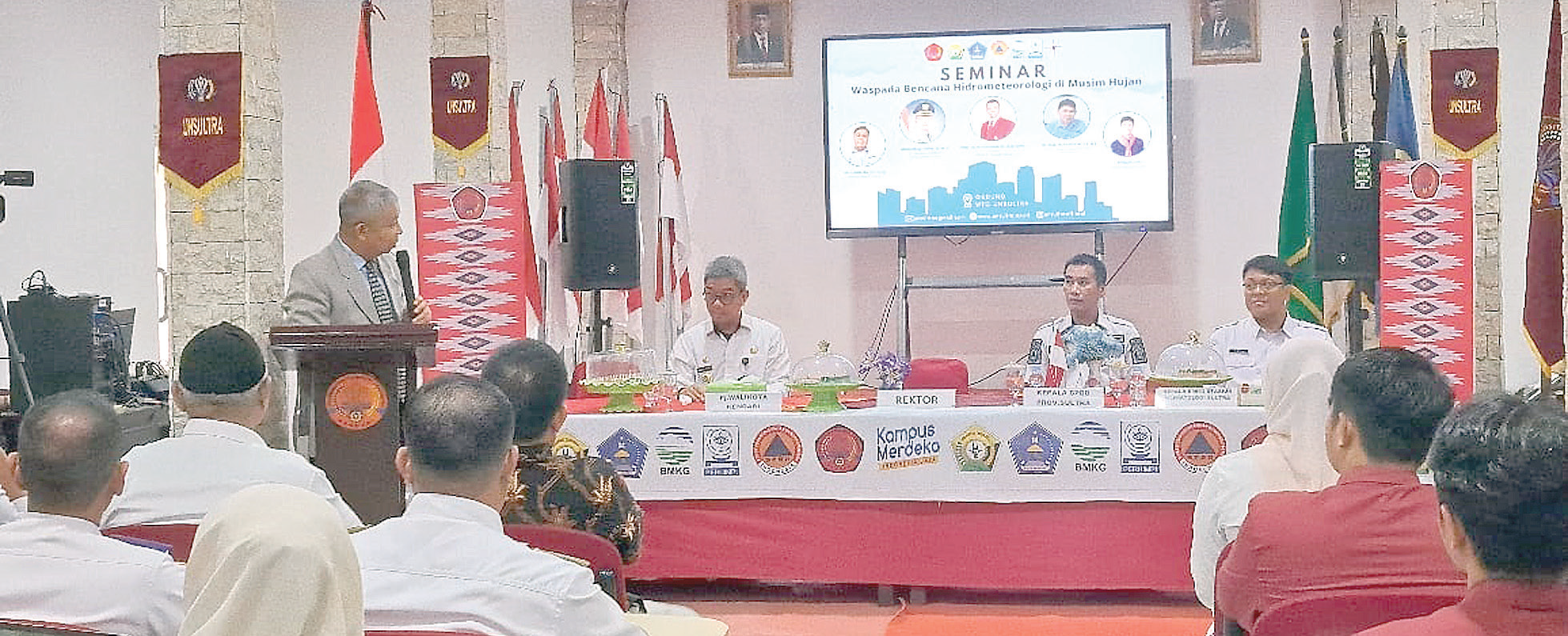 Suasana seminar Waspada Bencana Hidrometeorologi di Musim Hujan yang dilaksanakan di Gedung WTC Unsultra, Rabu (10/1). (EWIN ENDANG SAHPUTRI/KENDARI POS)