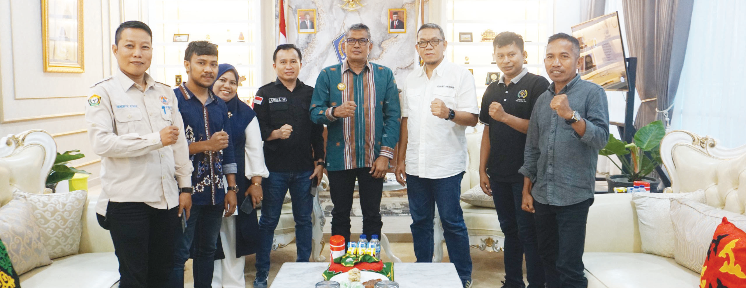 Penjabat (Pj) Wali Kota Kendari Muhammad Yusup (4 dari kanan), Direktur Kendari Pos Irwan Zainuddin (3 dari kanan), Wakil Direktur Awal Nurjadin (4 dari kiri), Pemimpin Redaksi Kendari Pos Inong Saputra (2 dari kanan) bersama jajaran manajemen Kendari Pos dalam kunjungan silaturahmi di Balai Kota Kendari, Kamis (11/1/2024). (MUH ABDI ASMAUL AMRIN / KENDARI POS)