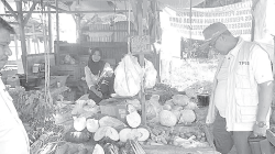 Ketua TPID Buton Asnawi Jamaluddin memantau harga pangan di pasaran.