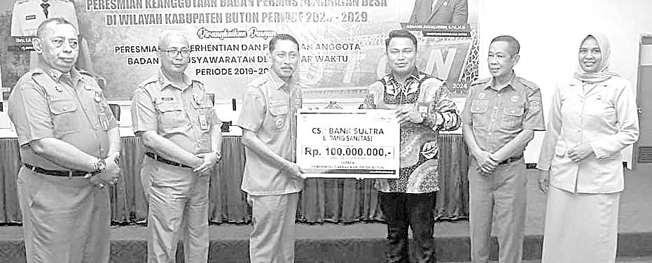 Pj Bupati Buton La Ode Mustari (3 dari kiri) menerima bantuan CSR untuk pembangunan sanitasi di Kampung Bajo dari Bank Sultra. (erlin ipo/kendari pos)