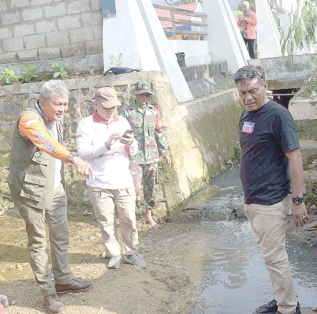 Pj Wali Kota Kendari Muh Yusup (kiri) bergerak cepat turun lapangan dan blusukan melihat secara langsung kondisi wilayah otoritanya usai dilantik sebagai nakhoda Kota Kendari. (AGUS SETIAWAN / KENDARI POS)