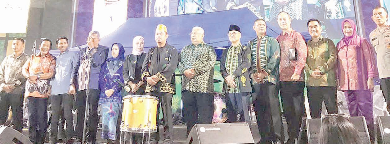 DITUTUP : Bupati Koltim, Abdul Azis (ketujuh dari kiri) saat menutup kegiatan pameran pembangunan dalam rangka memeriahkan HUT ke-11 daerah itu yang dihadiri sejumlah kepala daerah, Forkopimda dan tokoh Sulawesi Tenggara.(KUSDIN/KENDARI POS)