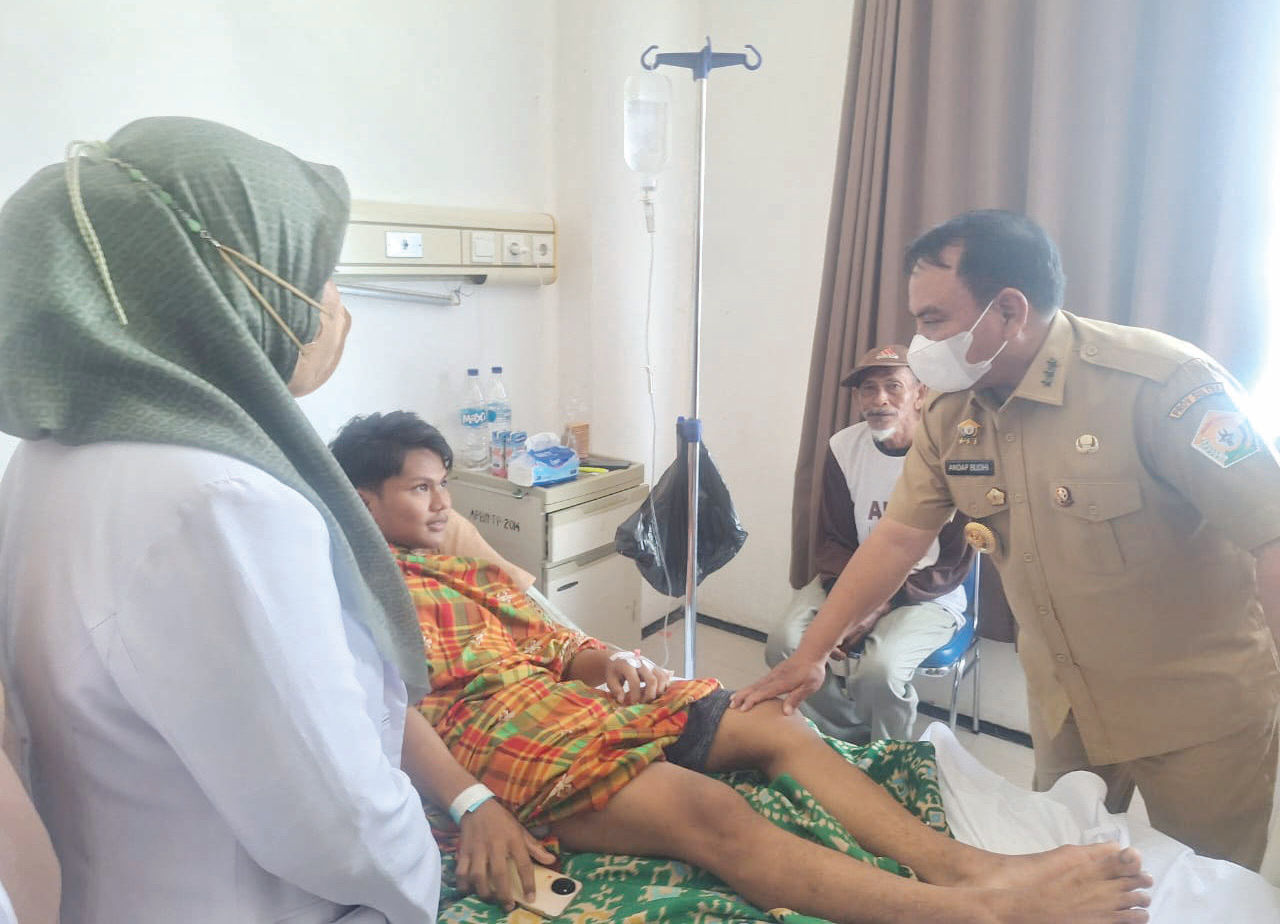 PENYEBARAN DBD : Pj Gubernur Sultra, Andap Budhi Revianto menjenguk pasien DBD di RSUD Bahteramas, Selasa (16/1).(RAHMA SAFITRI/KENDARI POS)