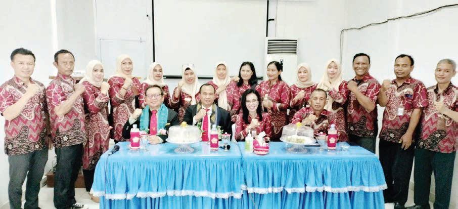 AKREDITASI PARIPURNA : Direktur RS Jiwa Kendari, dr Putu Agustin (duduk, dua dari kanan) foto bersama tim Akreditasi (RAHMA SAFITRI/KENDARI POS)
